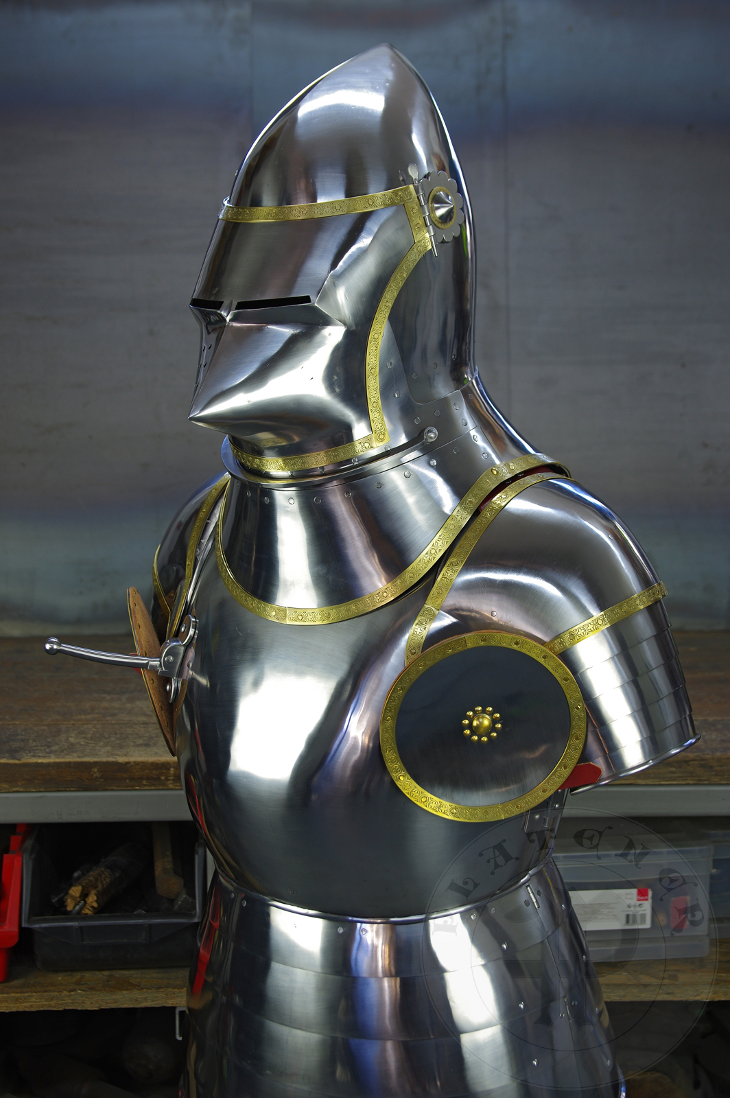 Part of armour inspired by depicts from Altar of St George of the Valencian school, circa 1410./Cz zbroi inspirowanej przedstawieniami z otarza w. Jerzego z warsztatu z Walencji, okoo 1410 rok.